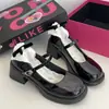2025 Novo Estilo College Britânico Uniforme JK Sapatos Pequenos de Couro para Mulheres Baixas, Sapatos Mary Jane Pretos de Couro Envernizado com Salto Alto para Mulheres