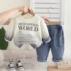 Ropa al por mayor para niños guapos Primavera y Otoño 2025 Nuevo Sudadera con cuello redondo y degradado en inglés para niño Traje de dos piezas
