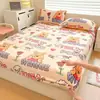 Juego de tres piezas de sábana de terciopelo de leche engrosada de dibujos animados, cálido, lavable a máquina, resistente a la suciedad, a prueba de polvo, protector de colchón de cobertura total