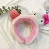 Linda Diadema de Felpa con Dibujo de Fresa y Gato Kt para Mujer Dulce Nueva Diadema de Mascarilla para Lavado Facial Pasador Antideslizante para el Cabello
