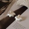 ¡Seiko! Nuevos aretes de botón de perla natural con pétalos cepillados estilo chino, temperamento nicho único, aguja de plata 925