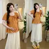 Conjunto de Maternidad: Elegante Atuendo de Verano en Color Calabaza, Top Estilo Muñeca con Elegantes Mangas Abullonadas, y Falda de Maternidad