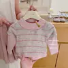 [Xian Ning Qi] ¡Rosa Niebla de Frambuesa! Conjunto de Dos Piezas para Niña de Otoño: Top de Camiseta Rayada y Pantalones Acortados de Pana