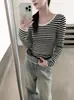 Top de punto a rayas de color liso estilo francés con cuello en U y manga larga para mujer 26 Otoño Nuevo Adelgazante para el trabajo Capa base