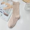 Calcetines de confinamiento color caramelo mismo estilo TikTok calcetines de felpa sin costuras para niñas calcetines blancos estilo ins calcetines de moda venta al por mayor de fábrica