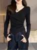 Blusa de outono e inverno com decote em V e design cruzado para mulheres, apresentando botões laterais, detalhes plissados, barra curva e uma base de manga longa elástica e justa
