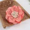 2025 Flor de Tecido Aveludado Broche de Performance Flor Artificial Flor de Roupa Versátil Cor de Exportação Europeia e Americana Broche Completo 1201