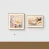 Un lujoso juego de sofás para sala de estar con diseño floral, combinado con un juego de cuadros decorativos para el dormitorio, incluyendo un cuadro para la cabecera del dormitorio principal, creando una sofisticada exhibición de arte mural.