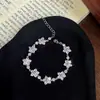 Pulsera de Flor de Diamante Completo Plateada Mismo Estilo Celebridad Nicho Sensación de Alta Gama Joyería de Mano de Lujo Ligero Exquisitos Accesorios de Pedrería de Moda