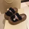 Chinelos Femininos de Lã de Cordeiro para Outono e Inverno 2026 Novo Estilo Sola Grossa Aumenta Altura Estilo Pequeno Cheiro Fivela de Cinto Chinelos Planos de Algodão