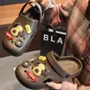 Sapatos com furos bolsa feminina cabeça chinelos de casa antiderrapantes banheiro chuveiro chinelos de verão sola macia leve podem ser usados fora chinelos masculinos