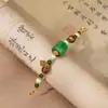 Pulsera multicuenta con cuentas cilíndricas verdes, combinada con sándalo y perlas naturales, con un pequeño colgante de oro con un amuleto de la fortuna, en un nuevo estilo chino