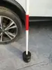 Motociclistas de Dos y Tres Ruedas Practican Giros con Poste con Postes de Entrenamiento Rojos y Blancos, Postes Marcadores y Bases de Acero