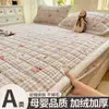 Falda de Cama Acolchada de Vellón de Leche Invernal Cubrecama Engrosado Juego de Tres Piezas de Vellón de Coral Cálido Protector de Colchón Antideslizante