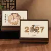 Calendário de mesa de madeira estilo chinês 2027, ornamento de calendário requintado para mesas de escritório, presentes empresariais e corporativos, calendário de mesa personalizado com ilustrações