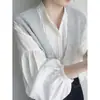 Enviado: Camisa estilo retrô francês com listras verticais discretas, detalhes plissados, uma gola alta pequena, corte solto, mangas tipo lanterna artísticas e um toque semelhante ao algodão, perfeita para o outono