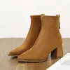 Botas Chelsea femininas de bico fino, botas de corte justo para uso externo, nova coleção outono 2026, botas com salto grosso e elástico no tornozelo, botas nude de salto médio estilo coreano