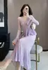 Conjunto de tricô Nanyou estilo francês com decote em V e mangas flare para mulheres, apresentando cintura ajustada, top com babados e saia de cintura alta estilo sereia - um conjunto de duas peças