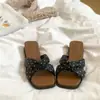 Sandalias de estilo Chanel con lunares, cómodas y a la moda para mujer, para uso exterior en verano, modelo nuevo 2026 para combinar con faldas, zapatillas de cuña de hada