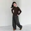 Conjunto de três peças casual de outono para meninas, incluindo colete, blusa de manga comprida e calça xadrez de perna larga