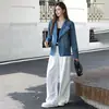 Foto real de una chaqueta de mezclilla elegante y moderna con un diseño único, perfecta para el otoño y versátil para varios atuendos.