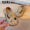 Sandálias Fechadas Vazadas para Bebê Menina e Criança Pequena 2026 Primavera/Verão Novos Sapatos Casuais Macios com Solado Desenho Animado para Meninos