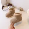 Botas de neve para meninas, sapatos peludos de inverno, botas quentes de algodão pelúcia, botinhas para meninas pequenas, botinhas de algodão retrô para bebês, cor camelo