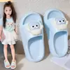 Los populares a nivel mundial zapatos infantiles de estilo coreano con dibujos EVA son ligeros, antideslizantes y adecuados tanto para uso interior como exterior