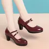 Zapatos de mujer de cuero suave, nuevo modelo otoño 2026, de tacón alto, punta redonda, plataforma, tacón grueso, adecuados para combinar con un cheongsam, zapatos de madre