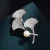 Broche Elegante de Hoja de Ginkgo de Gama Alta Aleación de Cobre Electrochapado en Oro Real Circonio Completo Perla de Agua Dulce Broche Exquisito Ramillete Femenino