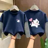 Nova Camiseta de Manga Longa 100% Algodão para Meninas Primavera/Outono 2026 Patchwork Listrado Moda Falsa Duas Peças para Crianças Médias e Grandes