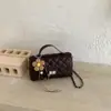 Bolsa de mão acolchoada estilo Chanel para mulheres, versátil e elegante, cor sólida, de ombro e transversal, verão 2026.