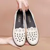 Sandalias de Mujer Verano Transpirables Moda Huecas Zapatos de Cuero Suela Suave Antideslizantes Planas Zapatos para Mujeres de Mediana Edad Zapatos con Agujeros para Personas Mayores