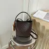 Bolsa de balde com padrão de trama para o dia a dia 2026 verão nova moda bolsa de ombro único transversal bolsa de mão personalizada cor sólida da moda
