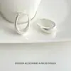 Pendientes Ovalados de Metal Plateado Mate Estilo Europeo y Americano para Mujer Pendientes Únicos de Nicho Lujo Accesible Joyería para Orejas de Gama Alta Elegante