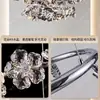 NEIWAI, un lujoso candelabro de cristal con intrincados diseños florales, perfecto para salas de estar, villas y salones principales, con un sofisticado diseño de anillo redondo y un marco metálico