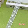 Em Estoque Malha Transparente Acabamento em Renda Branca Têxtil para Casa Cortina Embelezamento com Borda Ondulada e Bordado Floral no Centro