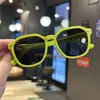 Moda 2025 tendencia gafas protector solar polarizadas jugar caja de gafas de sol para niños coreanos silicona simple foto