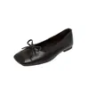 Versão em Couro do Mesmo Estilo Estilo Ballet Costura Quadrado Pequeno Bico Raso Slip-On Sapatilhas Sapatilhas com Laço Femininas Couro Genuíno