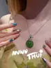 Juego de Cena de Joyería: Collar con Colgante de Paz de Calcedonia Verde Brasileña Flor de Iris, Pulsera de Perlas Color Esmeralda Huevo de Paloma