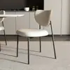 Silla de comedor minimalista italiana, una silla lujosa y moderna de estilo nórdico para uso doméstico, una silla de diseñador de respaldo alto en color nogal