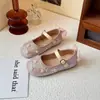 Zapatos con flores estilo vestido de actuación zapatos de lentejuelas zapatos de princesa zapatos de cuero para niños primavera y otoño suela blanda zapatos sencillos para niños blanco roto