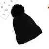 Otoño e invierno 2021 lindo gorro de lana tejido para mujer cálida protección para las orejas gorro con pompón de pelo para exteriores frío gorro para adultos al por mayor