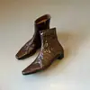 2026 Botas Plissadas Femininas Estilo Retro Old Money Salto Baixo Corrente Lateral Bico Quadrado Salto Grosso Versátil Outono e Inverno Novas Botas de Cano Curto Martin