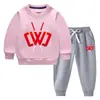 Traje de suéter para niños otoño e invierno 2023 estilo occidental nuevo traje cálido de invierno acolchado de terciopelo de manga larga para niños grandes