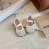Sapatos Pequenos de Couro para Meninas 2026 Primavera/Verão Novos Sandálias Respiráveis com Renda Vazada e Laço para Bebê Sapatilhas Fofas