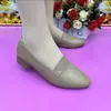 Zapatos retro franceses populares de un solo color, nuevo modelo otoño 2026, mocasines casuales sin cordones de suela blanda, zapatos de cuero versátiles para mujer