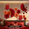 Accesorios de decoración para la habitación de bodas, incluyendo artículos para el dormitorio de los novios, decoraciones para la pared del cabecero y una variedad de suministros de boda para crear una atmósfera festiva.
