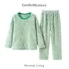 Pijama infantil de fleece de coral, espessado para outono e inverno, com design jacquard de padrão losango, feito de flanela, com gola redonda, mangas compridas e calças compridas, proporcionando calor