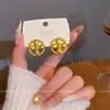 Brincos Redondos Stud Estilo Francês Retrô para Mulheres, Brincos de Luxo Leve Nicho de Alta Qualidade, Brincos Botão Versáteis da Moda com Temperamento